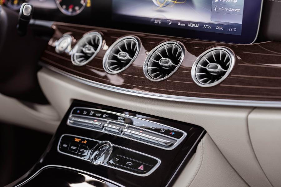 Детали интерьера Mercedes-Benz E220 d Avantgarde Coupe 2017 года  (WW) (фото 26 из 29)